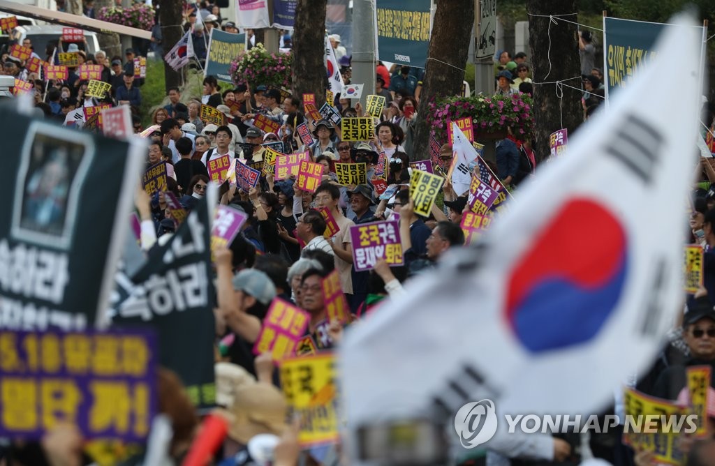 조국 법무부 장관 사퇴 촉구하는 참석자들[연합뉴스 자료사진]