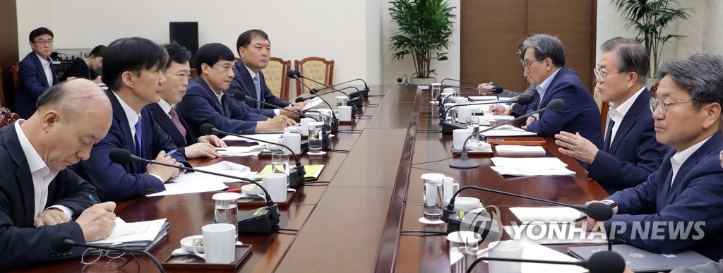 조국 장관 업무보고 받는 문 대통령
