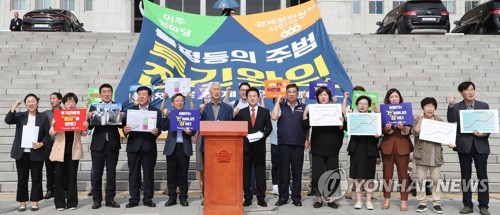 구호 외치는 정동영 대표