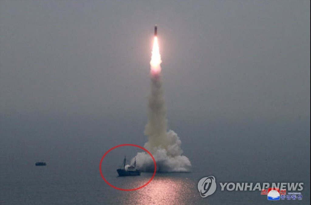 북한이 지난 10월 잠수함발사탄도미사일 '북극성-3형'을 시험발사하는 장면