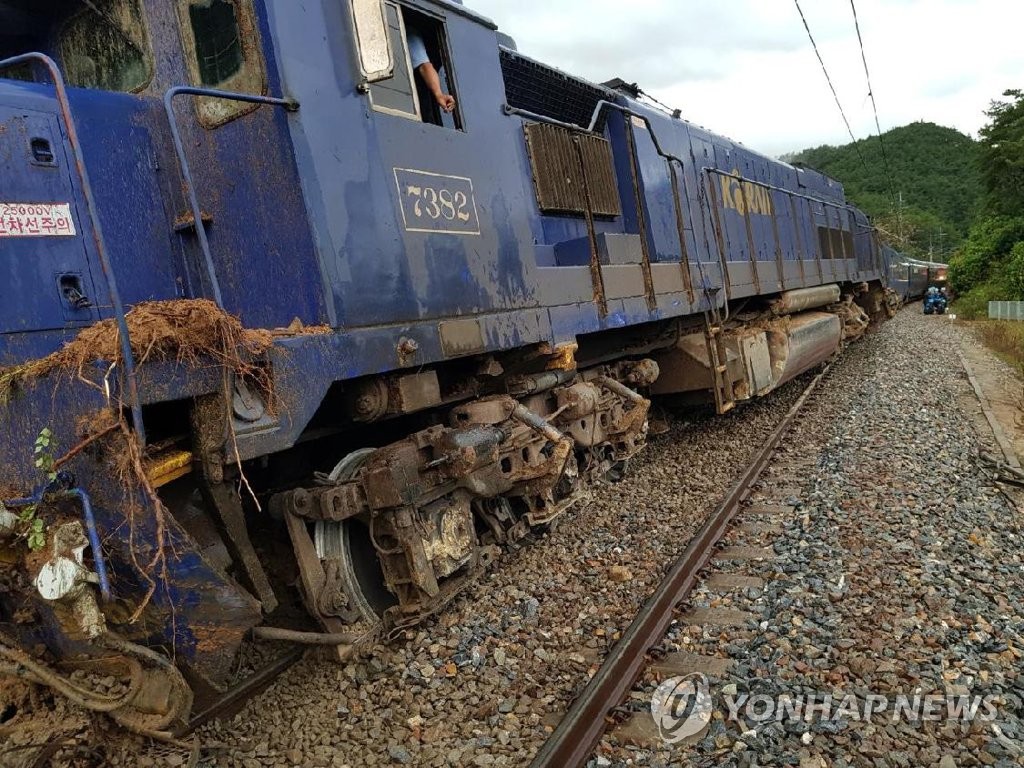 경북 봉화서 토사 유입에 열차 궤도이탈