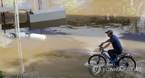 폭우로 잠긴 축제장…냉장고·가스통 둥둥