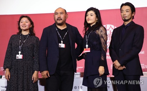 카자흐·일본 국적의 개막작 감독과 배우