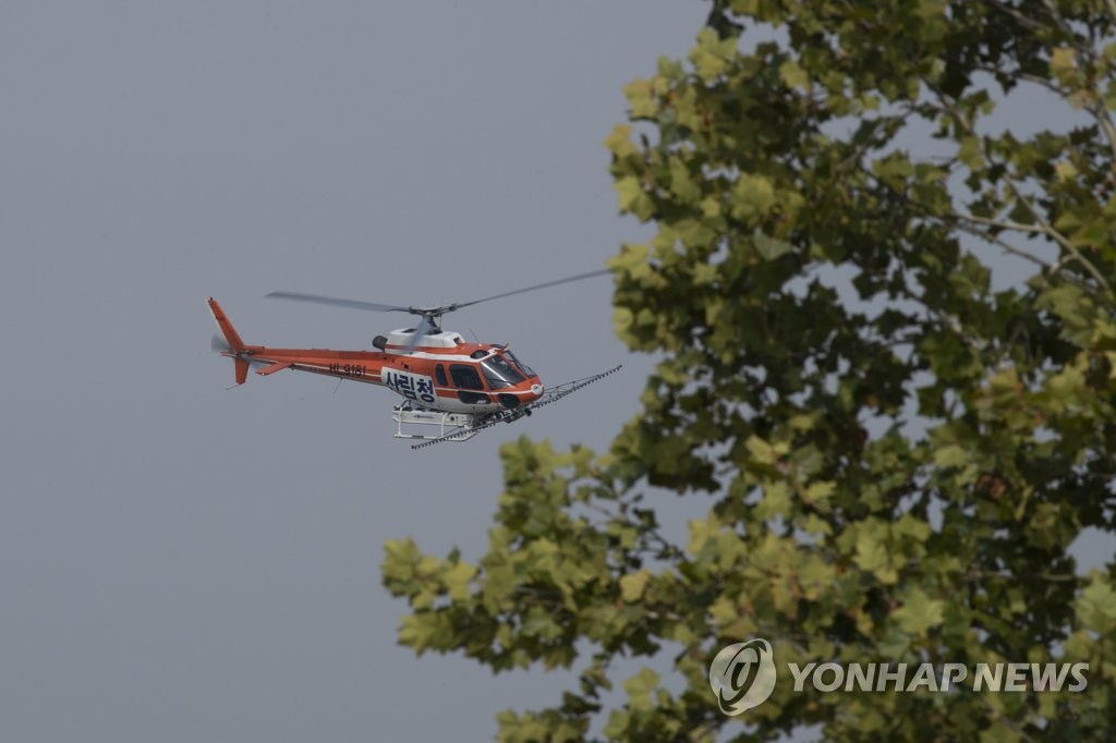 접경지역 방역하는 산림청 헬기