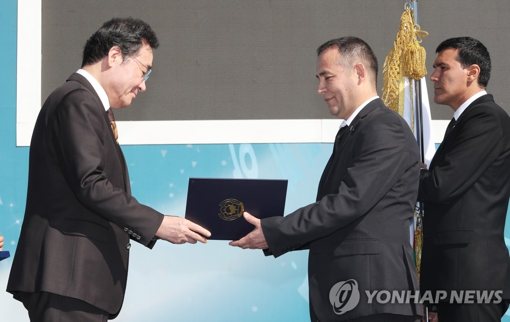 한글날 경축식서 유공자 포상하는 이낙연 총리