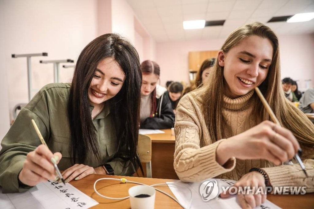 한글 손글씨 쓰는 사할린 학생들