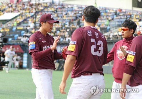 준플레이오프 3차전 투구 후 내려오는 이승호