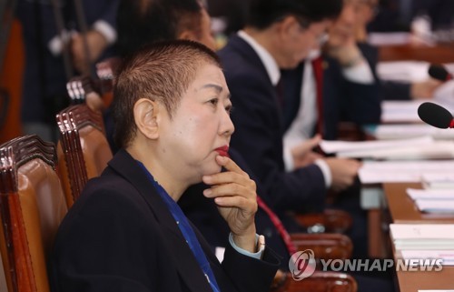 증인채택 관련 의사진행발언 듣는 박인숙 간사