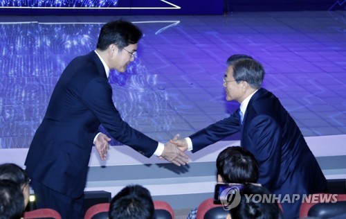 문 대통령, 신규 투자 계획 발표 마친 이재용 부회장과 악수