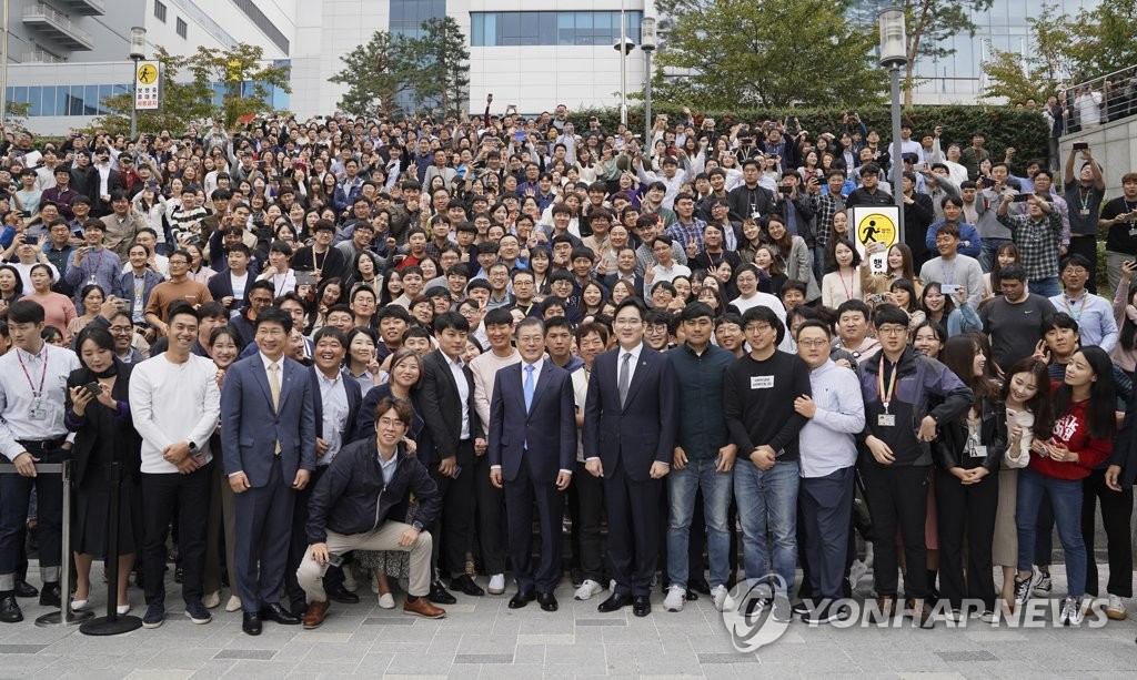 문 대통령, 삼성 아산공장 직원들과 기념촬영