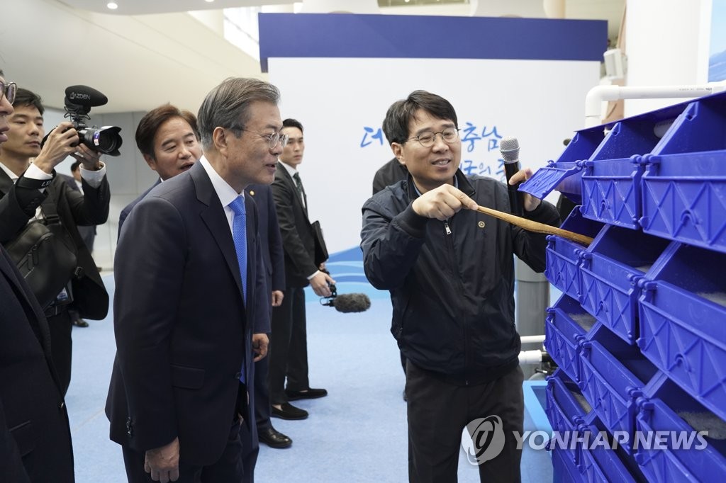 친환경 실내순환 양식시스템 설명 듣는 문 대통령