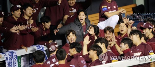 1회부터 홈런포 날린 박병호
