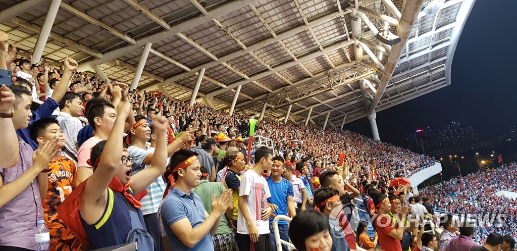 "박항서호가 이겼다" 환호하는 베트남 축구팬들
