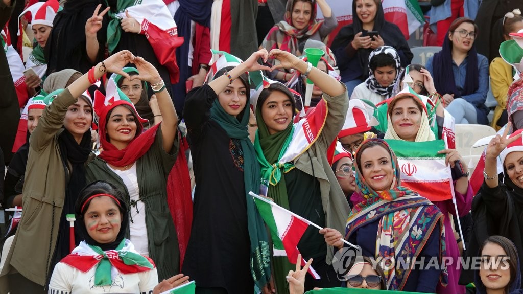 이란 여성 축구장 입장 38년만에 허용…8만석 중 3천500석 할당