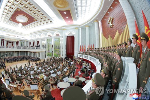 노동당 창건 경축 공연 관람하는 김정은 국무위원장