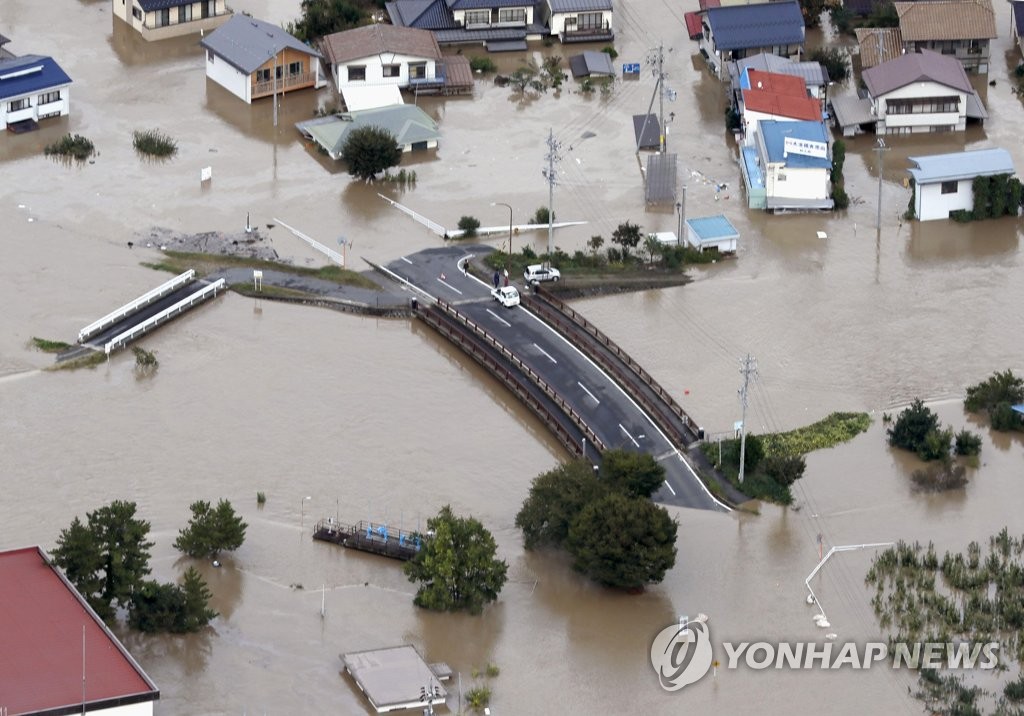 태풍 하기비스 강타로 물에 잠긴 일본 마을