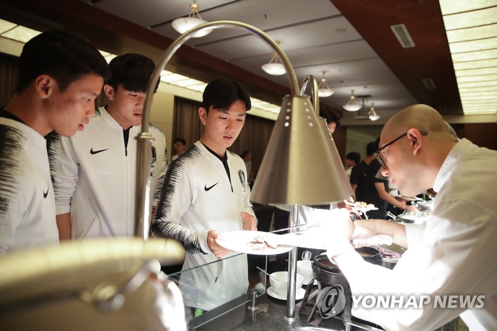 저녁 식사 즐기는 한국축구 대표팀