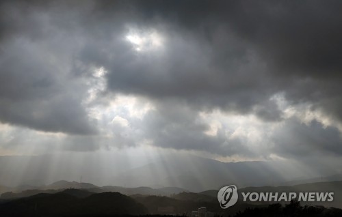 몰려오는 비구름