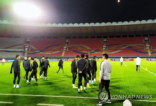 한국 남자축구 대표팀이 2022년 카타르 월드컵 아시아지역 2차 예선 3차전 북한과의 경기를 하루 앞두고 14일 평양 김일성경기장에서 공식훈련을 하고 있다 / 이하 대한축구협회 제공, 연합뉴스