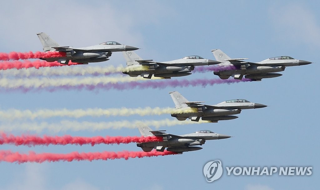 시범비행 펼치는 KF-16