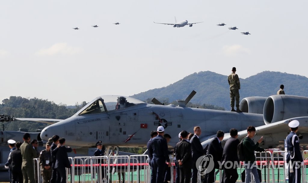 공중급유기와 시범 비행펼치는 F-15K,KF-16