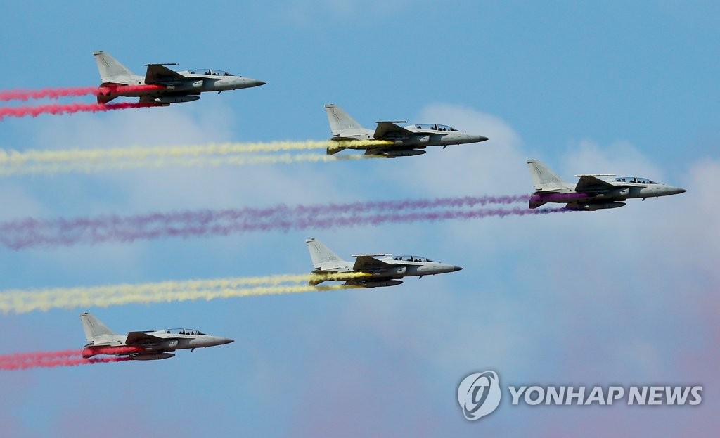 Los aviones de combate FA-50 en la ADEX Los aviones de combate FA-50 en la ADEX