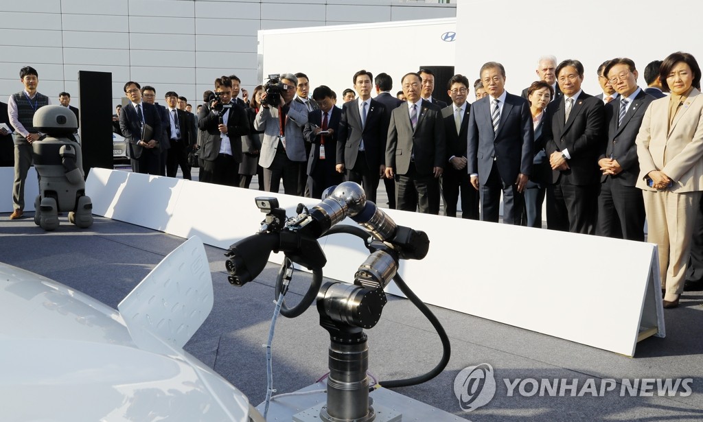 전기차 충전 로봇 관람하는 문 대통령