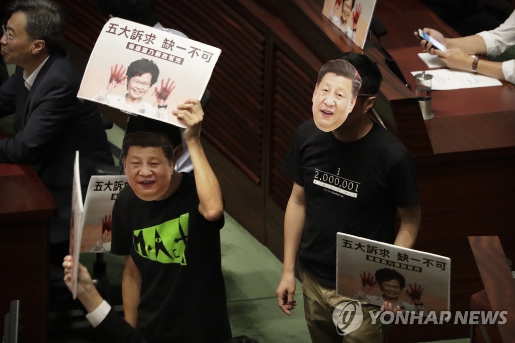 시진핑 가면 쓰고 구호 외치는 홍콩 야당 의원들