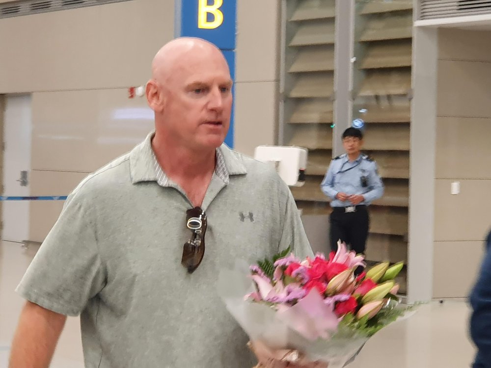 Matt Williams, new manager of the Kia Tigers in the Korea Baseball Organization, arrives at Incheon International Airport, west of Seoul, on Oct. 17, 2019. (Yonhap)
