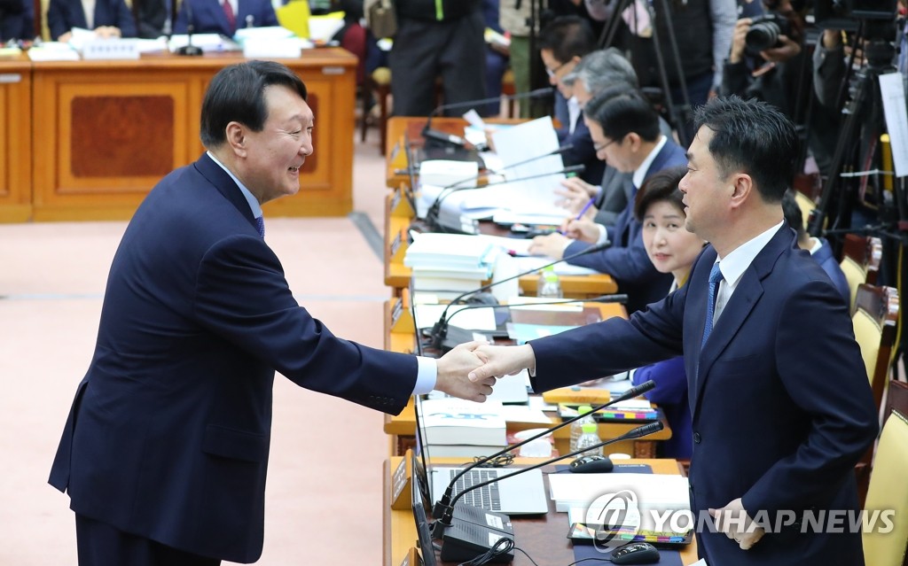 국감 입장하며 의원들과 인사 나누는 윤석열 총장