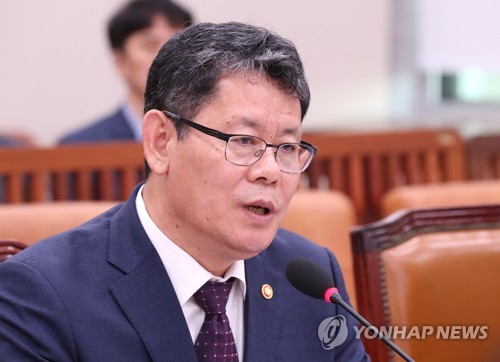 질의에 답변하는 김연철 통일부 장관