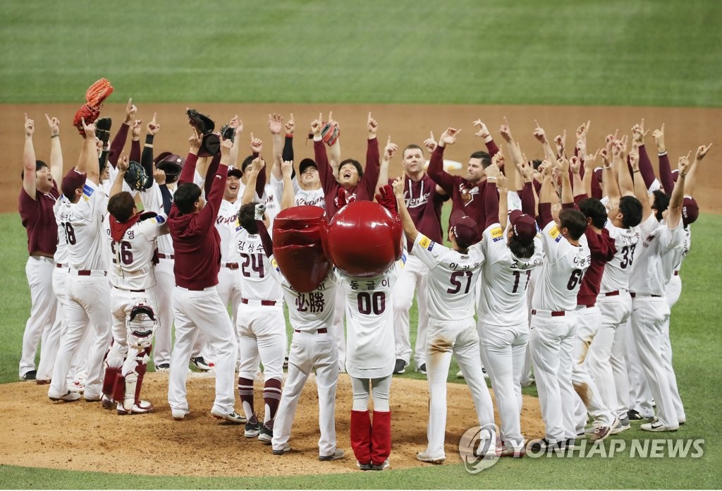 Members of the Kiwoom Heroes celebrate their advancing to the Korean Series following their 10-1 victory over the SK Wyverns in Game 3 of the second round Korea Baseball Organization playoff series at Gocheok Sky Dome in Seoul on Oct. 17, 2019. (Yonhap)