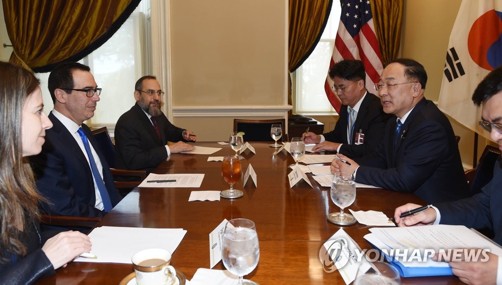 韓米財務相が会談 韓米財務相が会談