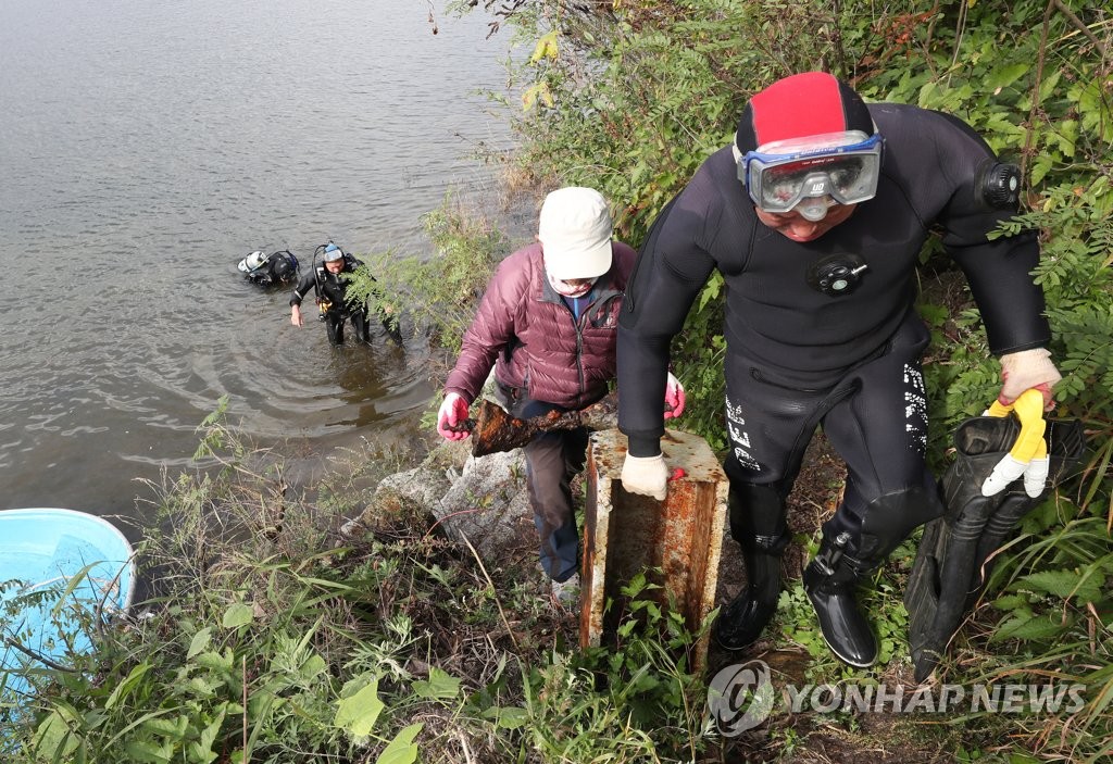 한강유역 정화활동 나선 잠수사들