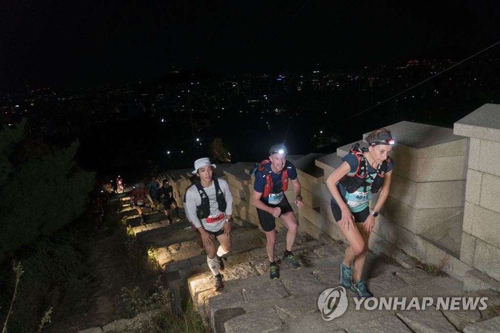 인왕산 구간 달리는 참가자들