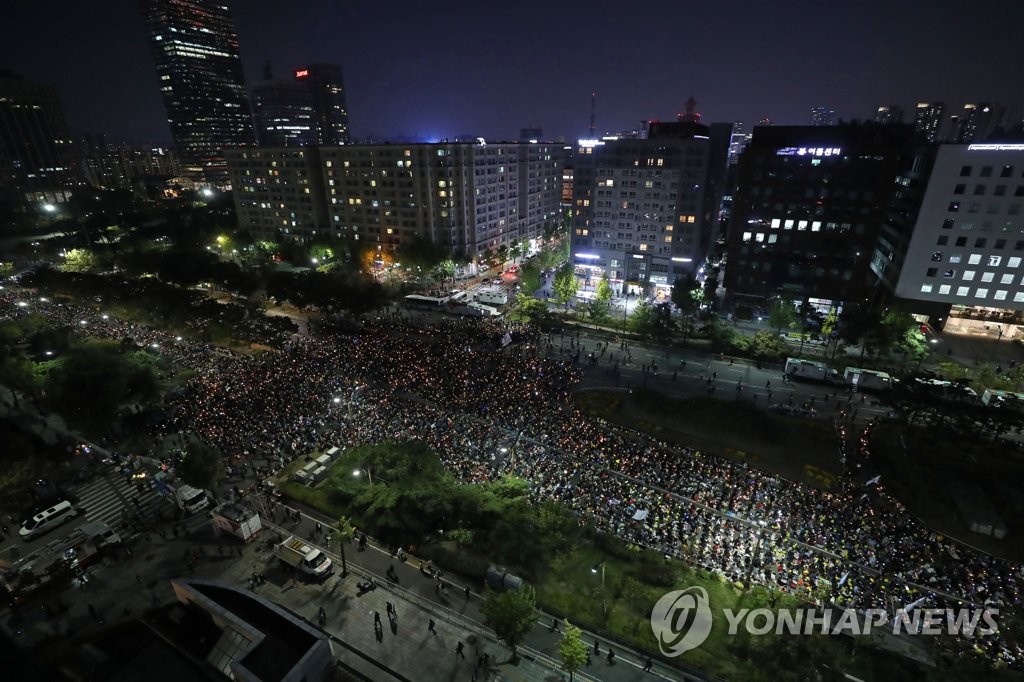 국회 앞 검찰개혁·공수처 설치 촉구 촛불 물결