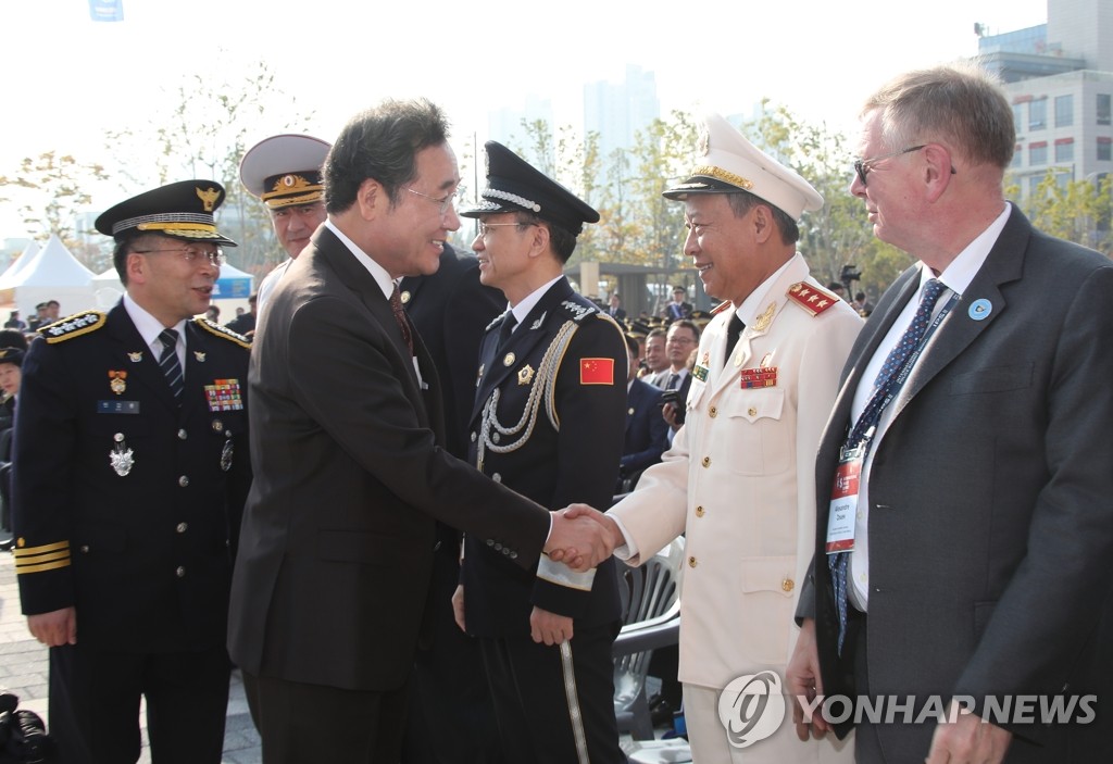 이낙연 총리, 경찰의 날 기념식 참석자들과 인사