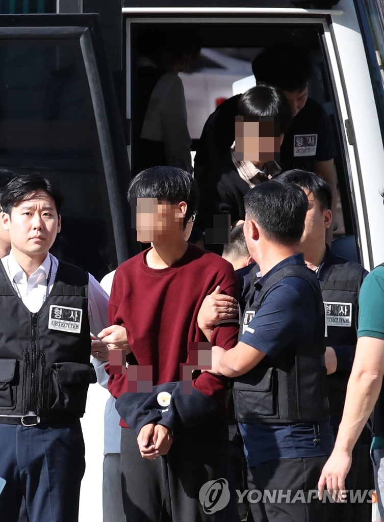 '미대사관저 무단침입' 학생 영장심사