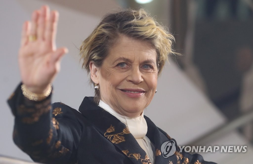 인사하는 린다 해밀턴