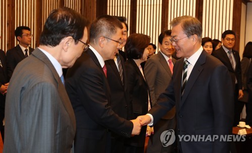 황교안 대표와 악수하는 문 대통령
