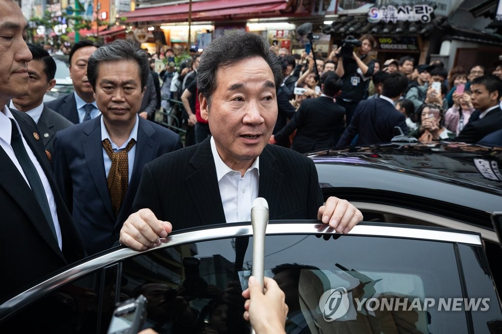 일본 언론 질문에 답하는 이낙연 총리
