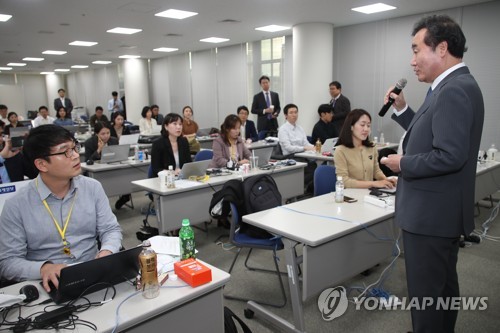 기자들 질문에 답하는 이낙연 총리