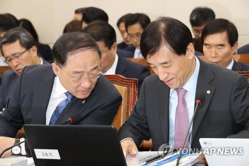 이야기하는 홍남기 경제부총리와 이주열 총재