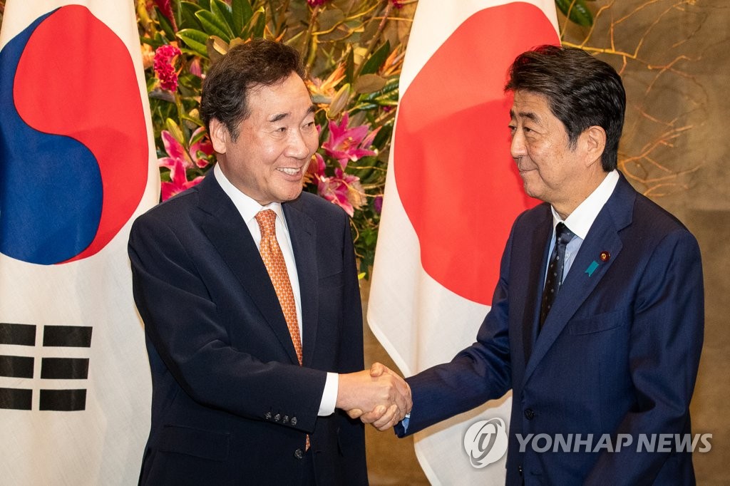 아베 총리와 악수하는 이낙연 총리