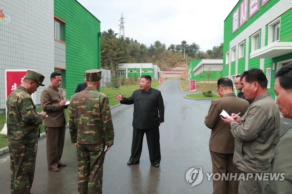김정은, 묘향산의료기구공장 시찰하며 담당자들 질책