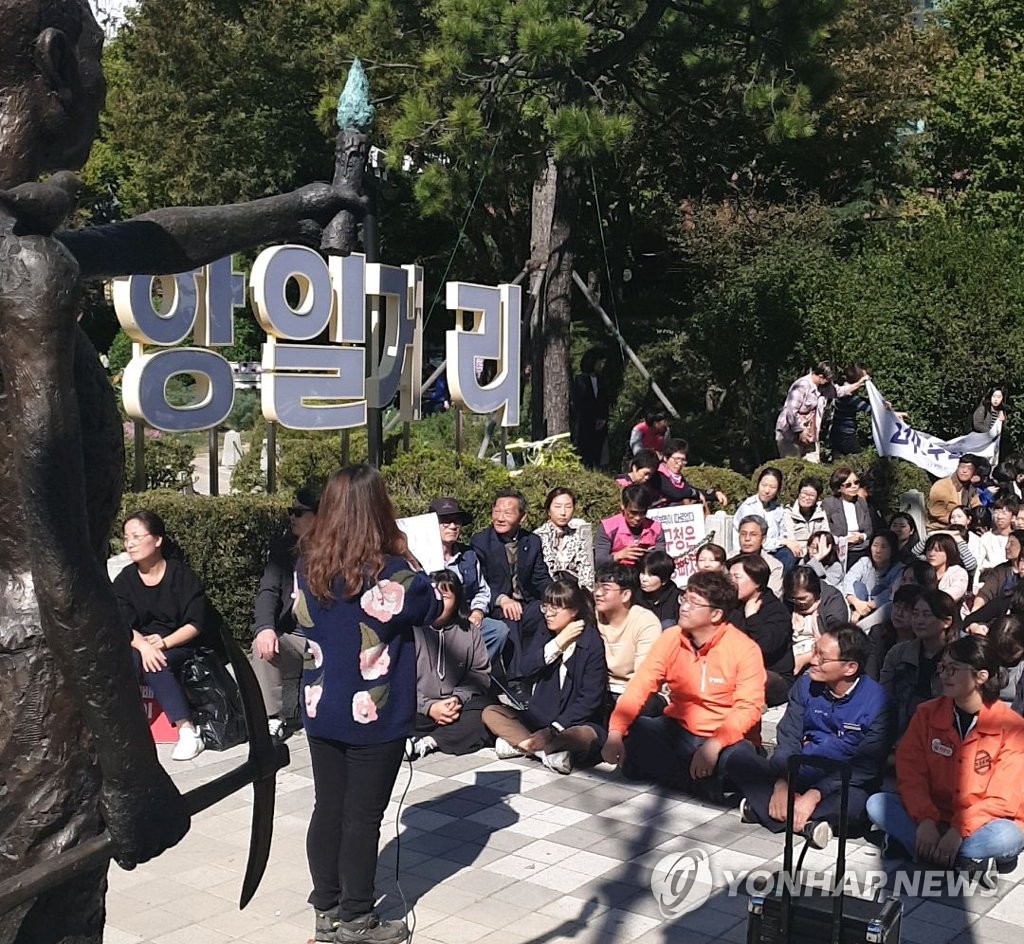 부산 일본영사관 인근에 세워진 '항일거리' 현판