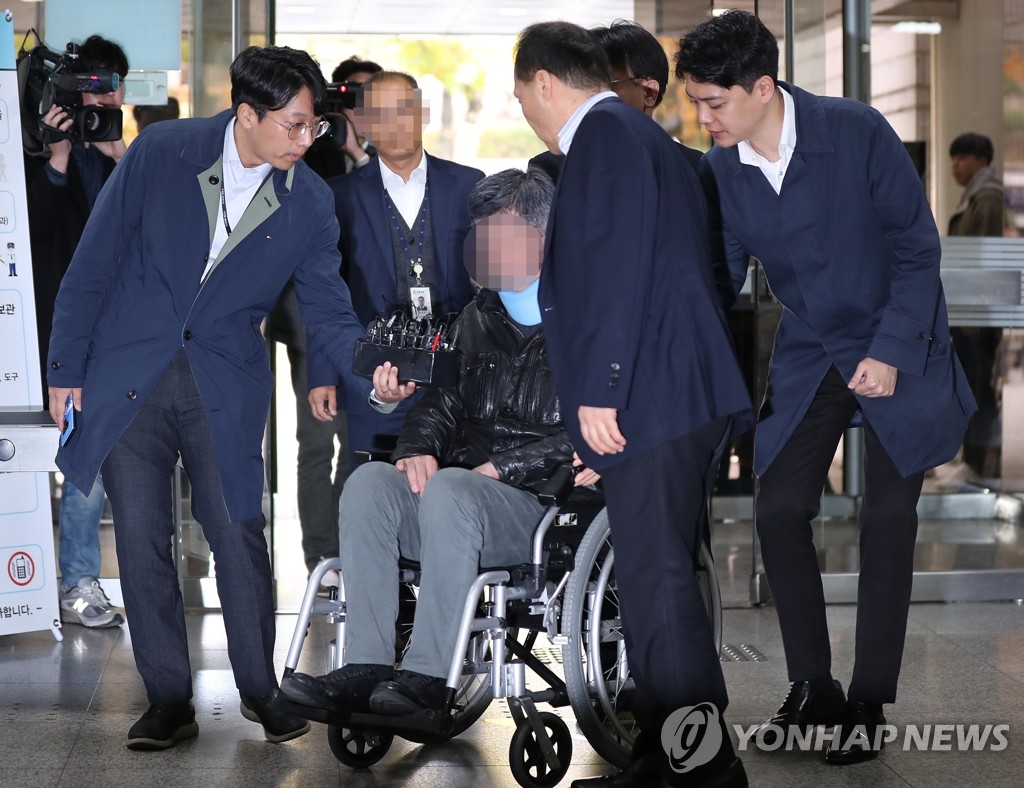 아무 대답 없이 법정 향하는 조국 동생