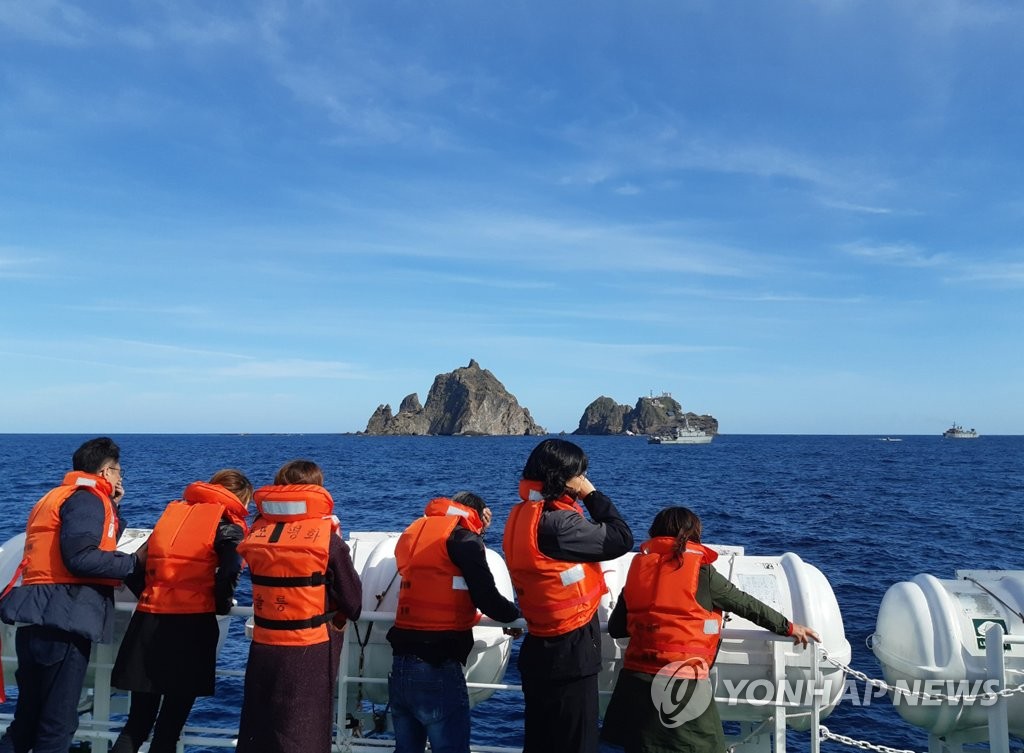 Families of the people who were aboard the crashed chopper monitor ongoing search operations on waters near Dokdo on Nov. 2, 2019. (Yonhap)