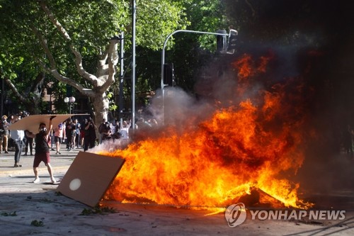 시위대ㆍ경찰 충돌한 칠레 산티아고