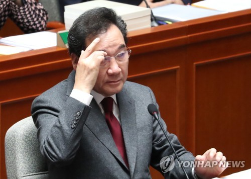 안경 만지는 이낙연 국무총리